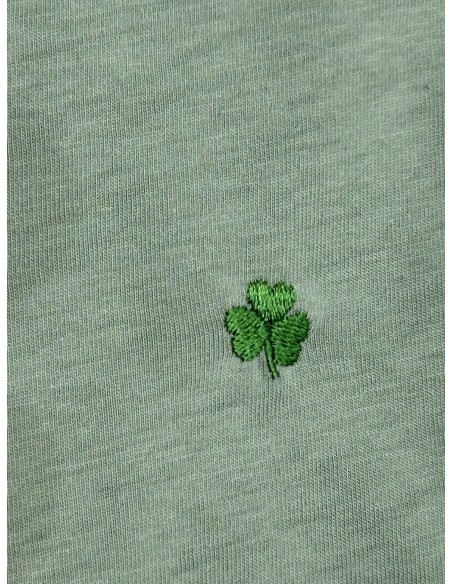 CAMISETA VERDE GRANITO CON TREBOL BORDADO