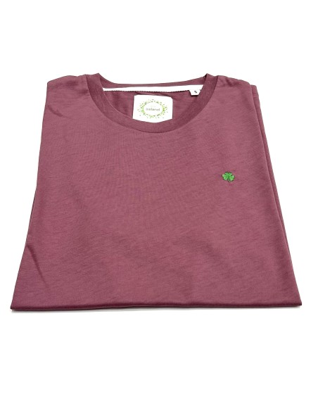 CAMISETA ROSA OSCURO CON TRÉBOL BORDADO