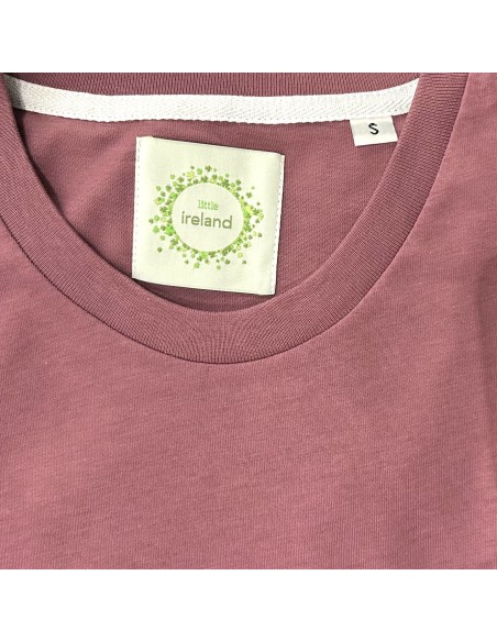 CAMISETA ROSA OSCURO CON TRÉBOL BORDADO