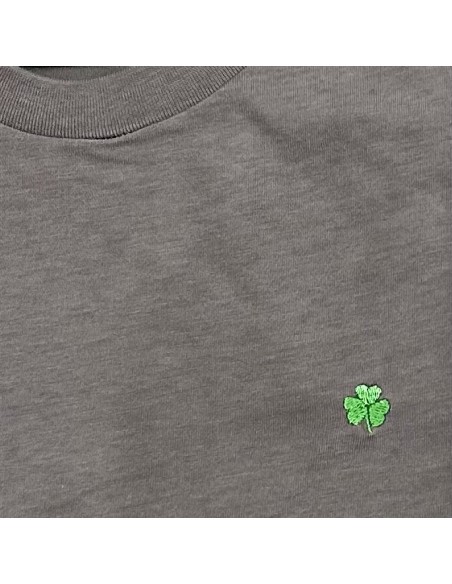 CAMISETA GRIS CON TREBOL BORDADO