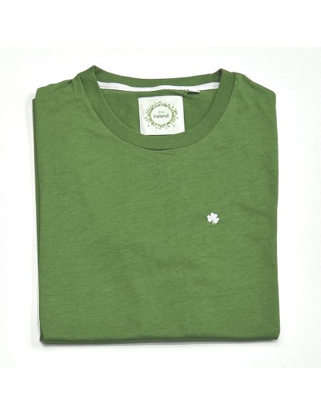 CAMISETA VERDE CON TREBOL BORDADO