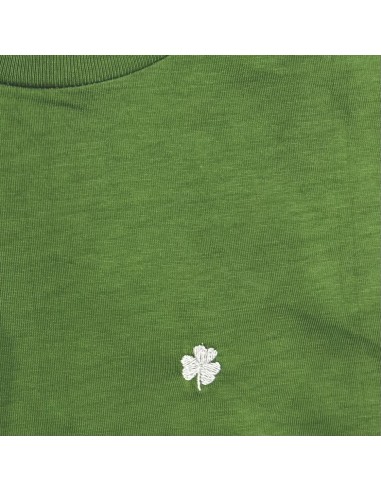 CAMISETA VERDE CON TREBOL BORDADO